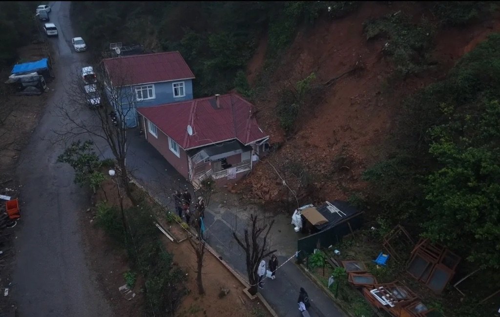 Beykoz’da Toprak Kayması: Ev ve Araç Zarar Gördü