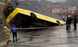 Beykoz'da yokuş aşağı kayan İETT otobüsü evin bahçesine düştü