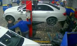 Beykoz'da tamirhanede 2,5 tonluk araç üzerine düştü!