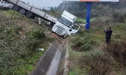 Beykoz’da TIR şarampole yuvarlandı: Sürücü yaralı kurtarıldı