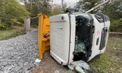 Beykoz Akbaba’da Mıcır Yüklü Kamyon Devrildi: Sürücü Yaralı