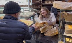 Gümüşsuyu’nda Ramazan Bereketi: Muhtar Zekiye Kambur’dan 10 Bin Pide, 250 Haneye Erzak