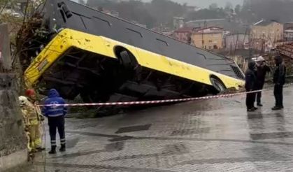 Beykoz'da yokuş aşağı kayan İETT otobüsü evin bahçesine düştü