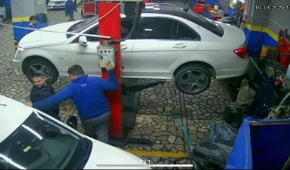 Beykoz'da tamirhanede 2,5 tonluk araç üzerine düştü!