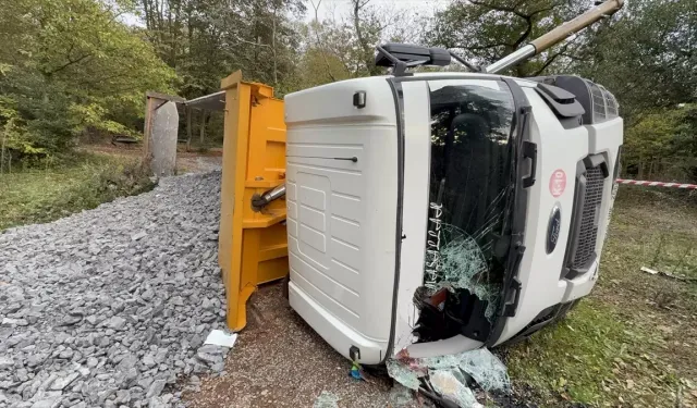 Beykoz Akbaba’da Mıcır Yüklü Kamyon Devrildi: Sürücü Yaralı