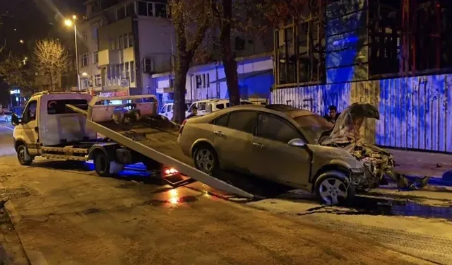 Kontrolden Çıkan Otomobil Ağaca Çarptı, 2 Yaralı Var