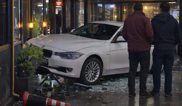 Beykoz Kavacık’ta Otomobil Kafeye Daldı: Facianın Eşiğinden Dönüldü