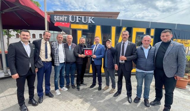Yerdeki Türk Bayrağı’nı kaldıran taksiciye Milliyetçi Hareket Partisi’den teşekkür