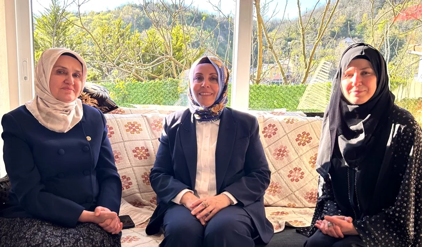 AK Parti Kadın Kolları’ndan Umre Dönüşü Anlamlı Ziyaret