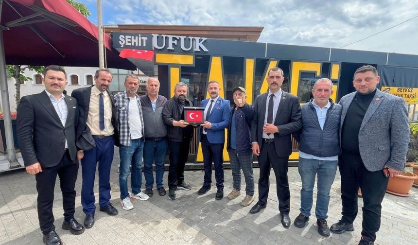 Yerdeki Türk Bayrağı’nı kaldıran taksiciye Milliyetçi Hareket Partisi’den teşekkür