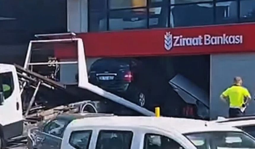 Beykoz’da kontrolden çıkan araç banka şubesine daldı
