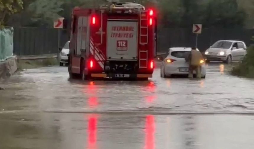 Beykoz Alibahadır’da Mahsur Kalan Otomobili İtfaiye Kurtardı