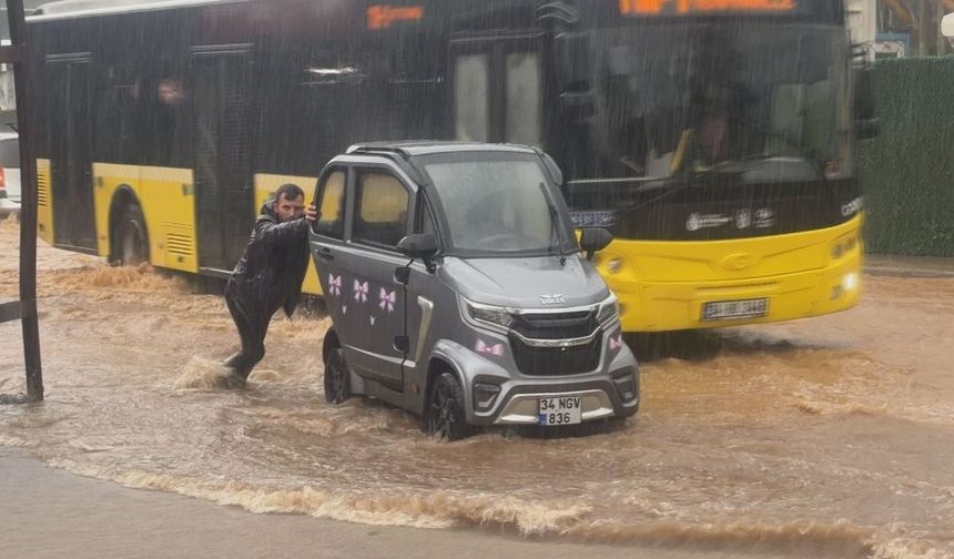 Beykoz'da Sürücüler Araçlarını İterek İlerledi